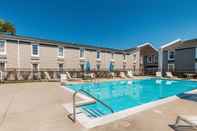 Swimming Pool Clarion Hotel & Conference Center Leesburg