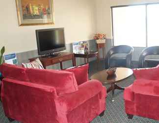 Lobi 2 Econo Lodge Inn & Suites East