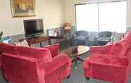 Lobby 4 Econo Lodge Inn & Suites East