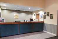 Lobi Econo Lodge Inn & Suites East