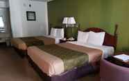 Bedroom 6 Econo Lodge Inn & Suites East
