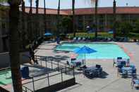 Hồ bơi DoubleTree by Hilton Hotel Bakersfield