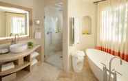 In-room Bathroom 6 Hotel Romazzino, a Luxury Collection Hotel, Costa Smeralda