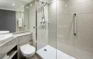 Toilet Kamar 5 Leeds Marriott Hotel