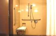 In-room Bathroom 3 DoubleTree by Hilton Pointe Claire Montreal Airport West