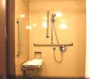 In-room Bathroom 3 DoubleTree by Hilton Pointe Claire Montreal Airport West