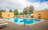 Kolam Renang 2 Quality Inn Colchester - Burlington