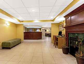 Lobby 2 La Quinta Inn & Suites by Wyndham South Burlington