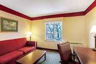 Common Space La Quinta Inn & Suites by Wyndham South Burlington