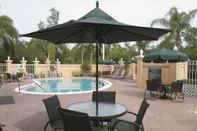 Swimming Pool La Quinta Inn & Suites by Wyndham Naples Downtown