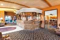 Lobby Ramada by Wyndham Mackinaw City Waterfront