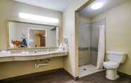 Toilet Kamar 2 Quality Inn & Suites Dallas - Cityplace