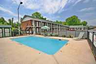 Kolam Renang Hamilton Inn Jonesville NC