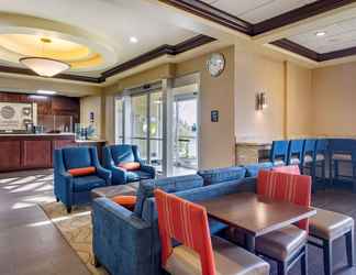 Lobi 2 Comfort Inn & Suites Seattle North