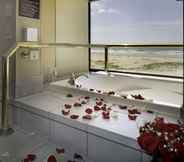 Phòng tắm bên trong 5 Best Western Plus Ocean View Resort