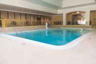 Kolam Renang La Quinta Inn & Suites by Wyndham Stamford / New York City