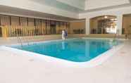 Swimming Pool 5 La Quinta Inn & Suites by Wyndham Stamford / New York City