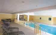 Swimming Pool 6 La Quinta Inn & Suites by Wyndham Stamford / New York City