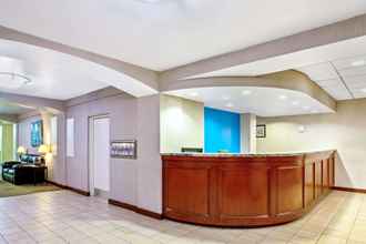Lobby 4 La Quinta Inn & Suites by Wyndham Stamford / New York City