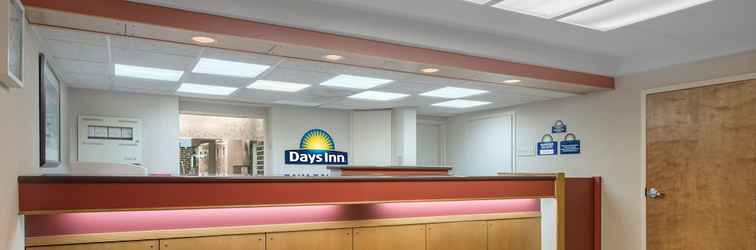 Lobby Days Inn by Wyndham Harrisburg North