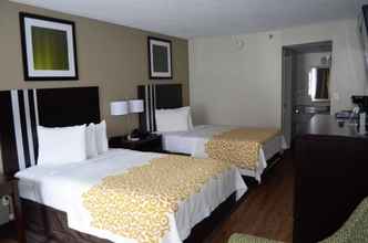 Bedroom 4 Days Inn by Wyndham Harrisburg North