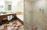 Toilet Kamar 2 Quail Lodge & Golf Club