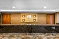 Lobi Comfort Inn & Suites Denver Northfield