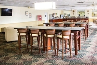 Bar, Cafe and Lounge Quality Inn & Suites Winter Park Village Area