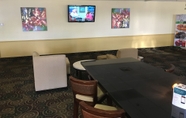 Restoran 6 Quality Inn & Suites Winter Park Village Area