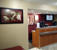 Lobby 2 Red Roof Inn Utica