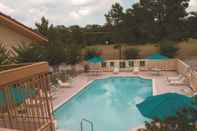 Swimming Pool La Quinta Inn by Wyndham Lufkin