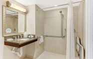 In-room Bathroom 5 Hilton Irvine/Orange County Airport