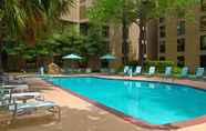 Swimming Pool 7 DoubleTree by Hilton Houston Intercontinental Airport