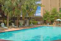 Swimming Pool DoubleTree by Hilton Houston Intercontinental Airport