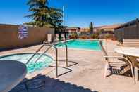สระว่ายน้ำ SureStay Hotel by Best Western Tehachapi