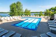 Swimming Pool Delta Hotels by Marriott Fredericton