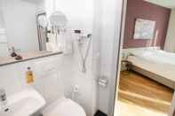 Toilet Kamar Sorell Hotel Rex