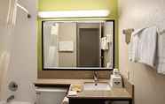 Toilet Kamar 4 Days Inn by Wyndham Rome Downtown