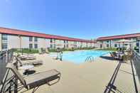 Swimming Pool Holiday Inn Cody at Buffalo Bill Village, an IHG Hotel