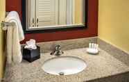 In-room Bathroom 4 Courtyard by Marriott Tarrytown Westchester County