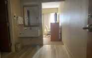 In-room Bathroom 4 Quality Inn Spring Valley - Nanuet