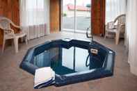 Swimming Pool Travelodge by Wyndham Beckley