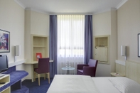 Bedroom IntercityHotel Kiel