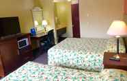 Bedroom 4 Rodeway Inn Willamette River
