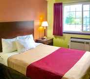 Bedroom 3 Rodeway Inn Willamette River