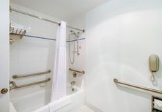 客房内浴室 2 Red Lion Inn & Suites Seaside