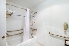 客房内浴室 Red Lion Inn & Suites Seaside