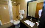 Toilet Kamar 4 La Quinta Inn by Wyndham Kansas City Lenexa