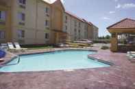 Swimming Pool La Quinta Inn by Wyndham Kansas City Lenexa