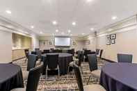 Functional Hall La Quinta Inn & Suites by Wyndham Boston-Andover